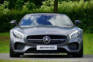 Góc nhìn phía trước của chiếc xe Mercedes-Benz AMG sang trọng trên nền thiên nhiên.